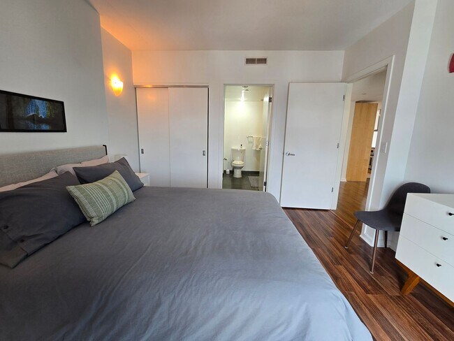 Building Photo - Beautiful bright HUGE 2 bed 2 bath with gr...