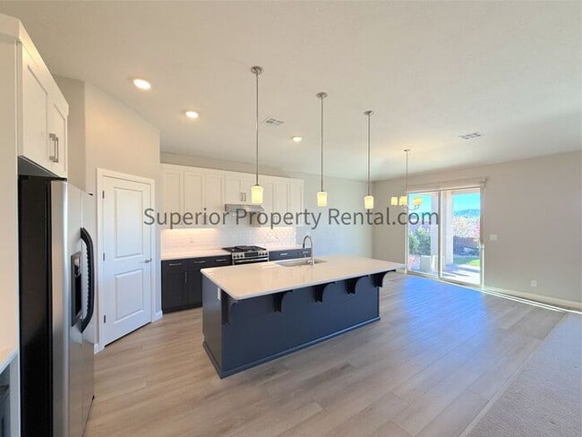 Building Photo - Gorgeous 3 bed, 3.5 bath 3 car garage home with views