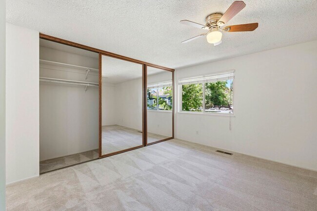 Building Photo - Luxury  2 bedroom Townhome in Great Location
