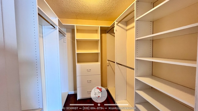 Building Photo - Large corner 2 bedroom surrounded by breathtaking Bay views!