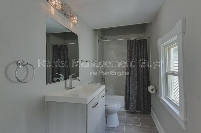 Building Photo - 1500 N Irving Ave