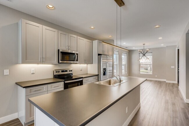 Building Photo - Beautiful Half Duplex for Rent