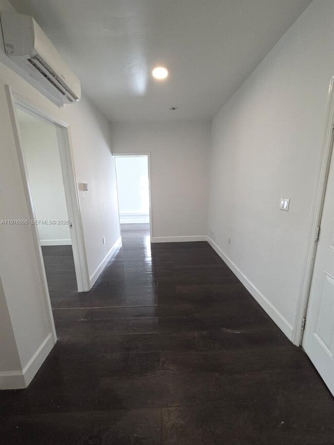 Building Photo - 337 SW 10th Ave