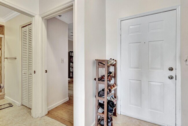 Building Photo - 2060 Greenview Shores Blvd
