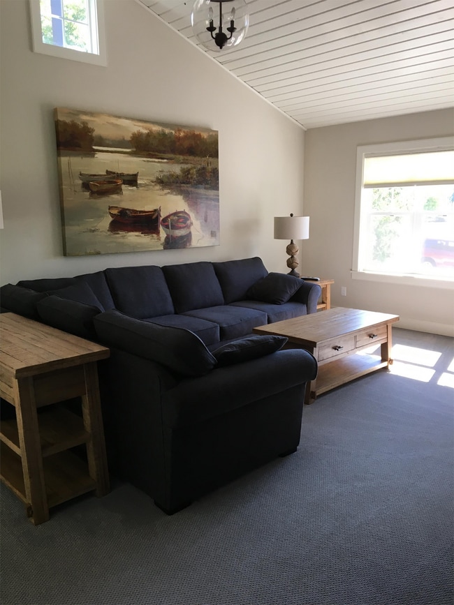 Building Photo - 615 Rice St E