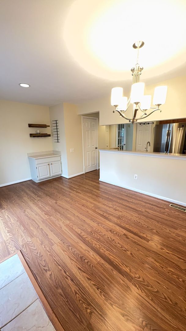 Building Photo - Two Primary Suite, Three Level Townhouse in the Pinecrest Community