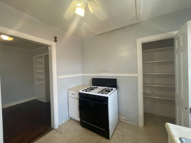 Building Photo - 1 bedroom duplex with washer and dryer