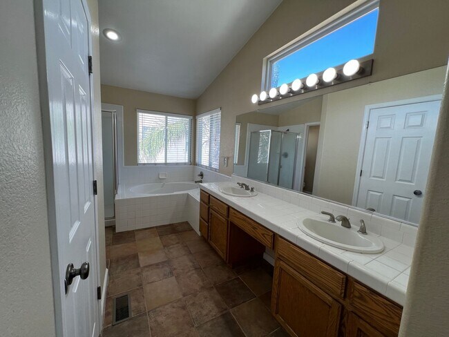 Building Photo - Large 4 bedroom located on a well maintained court!