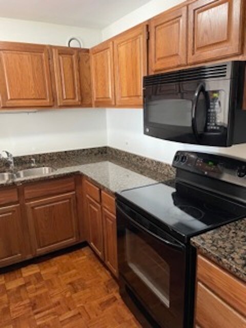 Building Photo - 801 S Plymouth Ct