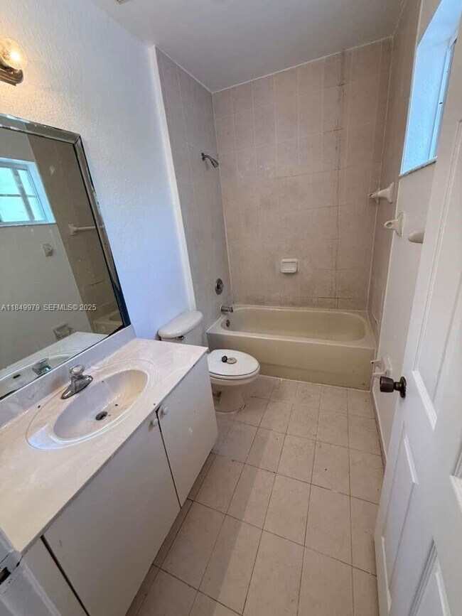 Building Photo - 820 SW 6th Ct