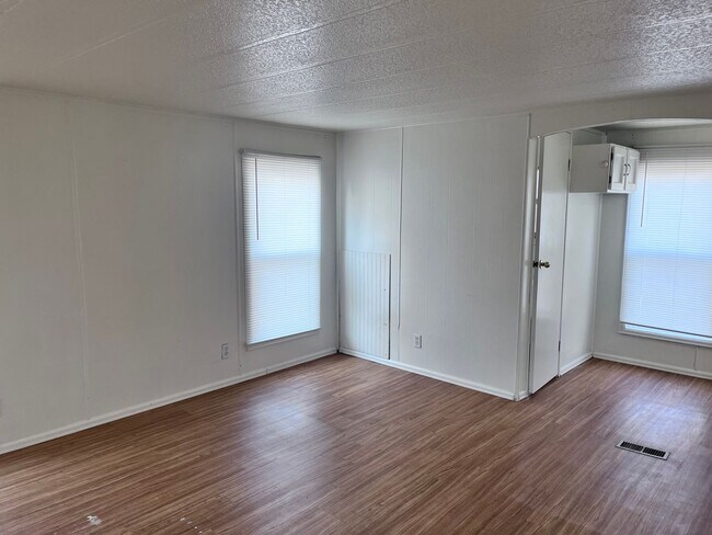 Building Photo - Home Sweet Home in Marianna Village - 2 bedroom and 1.5 bath