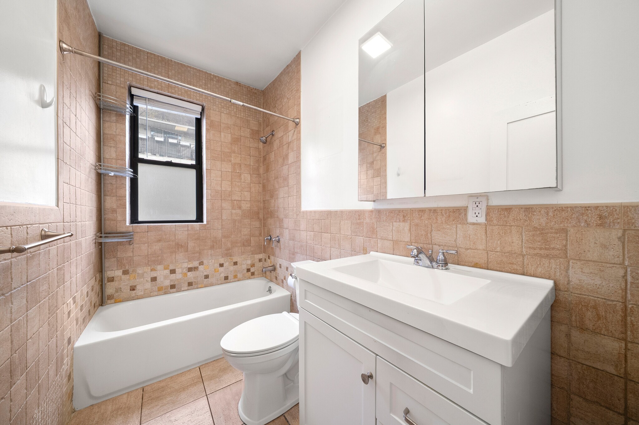 Building Photo - 553 Undercliff Ave