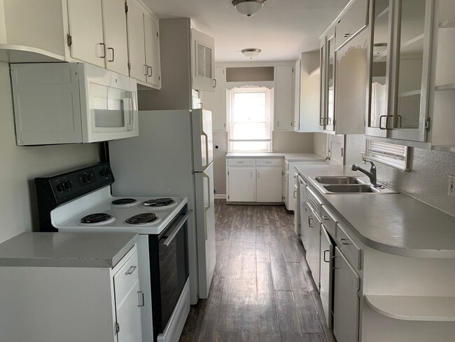 Building Photo - $900 - 2 bedroom/ 1 bathroom - Single fami...