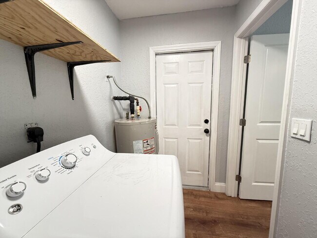 Building Photo - Charming 2-Bed Duplex in Tampa with Modern...