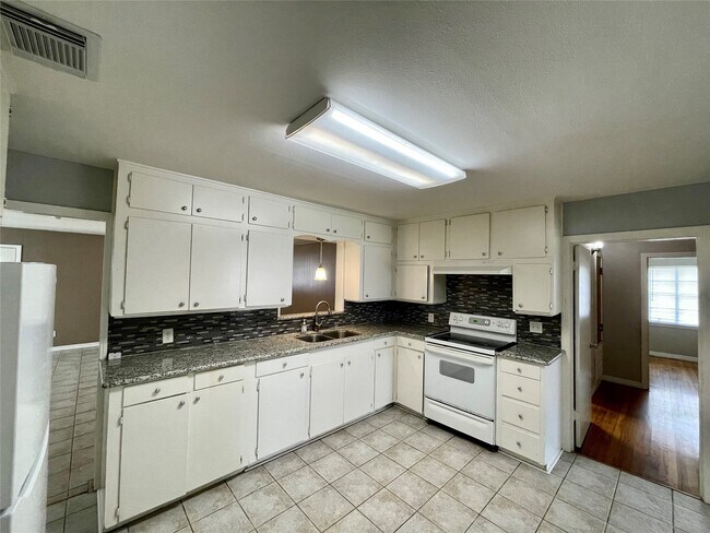 Building Photo - 617 Fostoria Ln