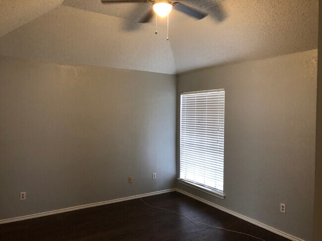 Building Photo - 3/2/2 Great neighborhood!  Move in Ready!