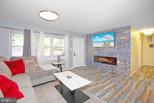 Building Photo - 12611 Valleywood Dr