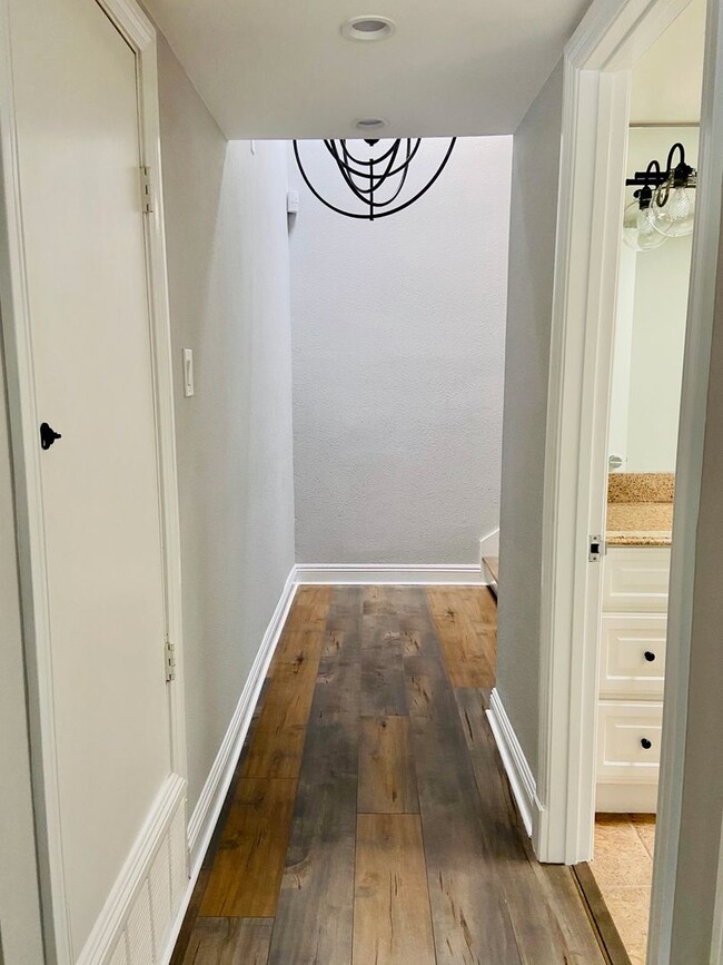 Building Photo - Gorgeous Venice Townhouse w/Upgrades Galore close to Beach+Canals w/Laundry+Garage+Pool