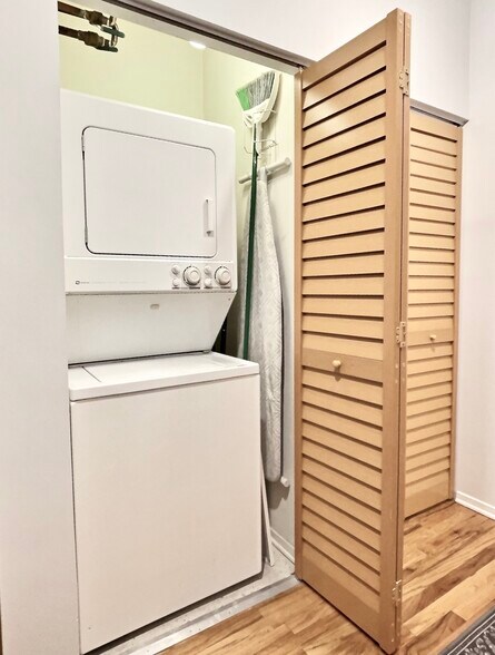 Laundry in-unit w/ detergent and dryer sheets, washer and dryer free for use, iron and ironing board - 6 S Laflin St