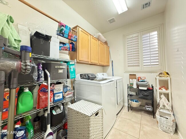 Building Photo - 757 W Aloe Pl
