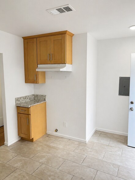Building Photo - 1047 W Vernon Ave