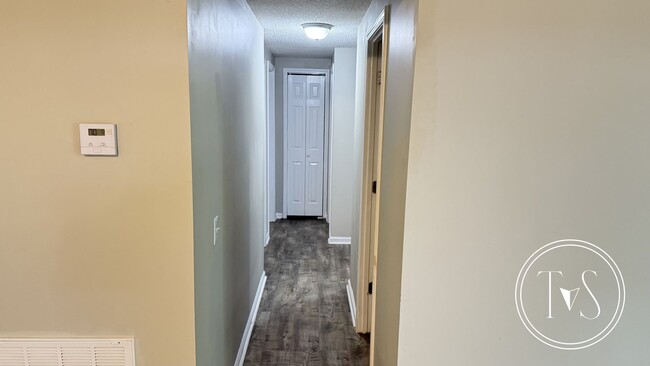 Building Photo - SPRING MOVE-IN SPECIAL: $500 OFF 1ST MONTH...