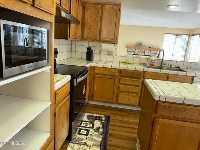 Building Photo - 1809 Lakeland Hills Dr