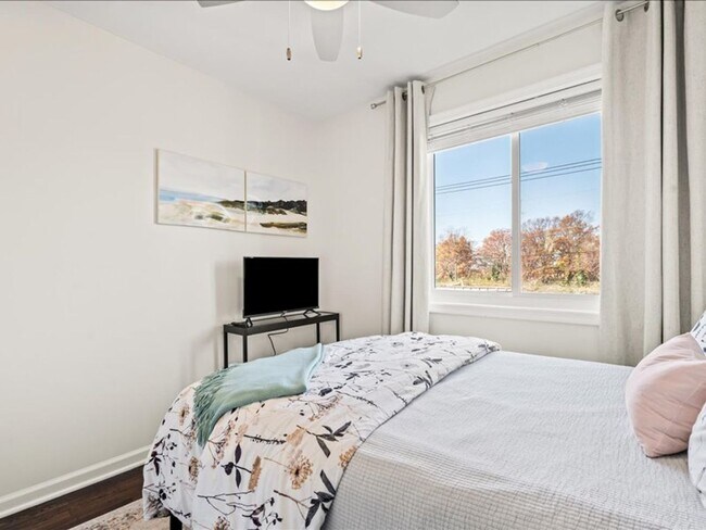 Building Photo - Distinctive Two Bedroom Beauty in Deanwood