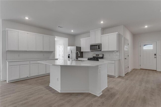Building Photo - 981 PEBBLE Dr