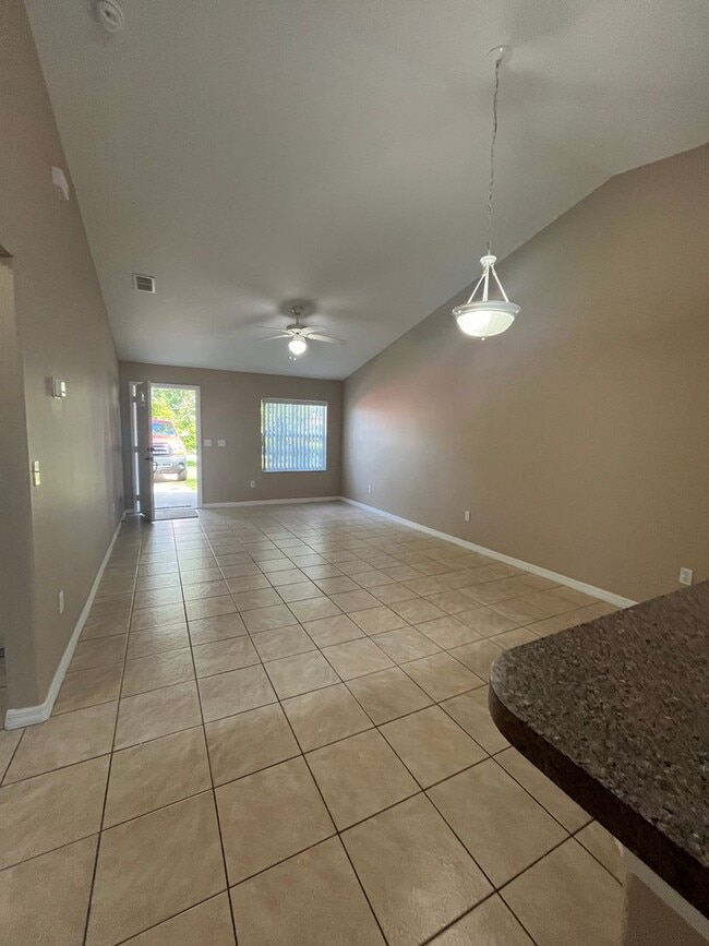 Building Photo - Charming 2 bedroom, 2 bathroom dulplex loc...