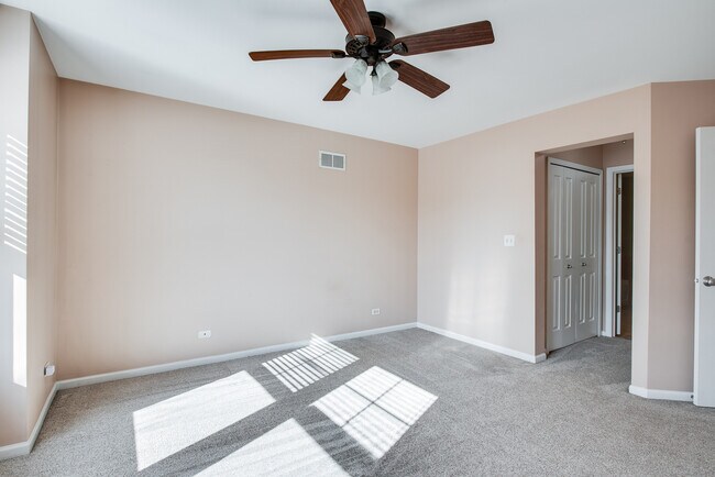 Building Photo - 417 Plaza Pl