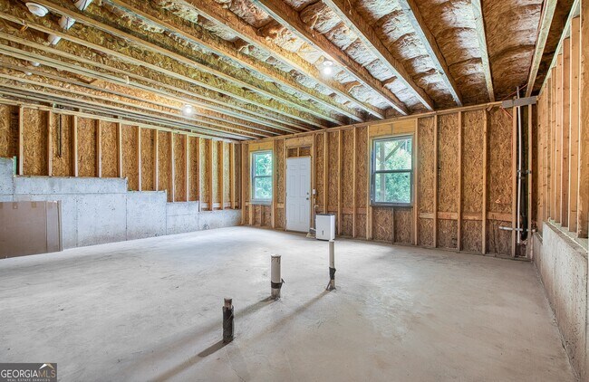 Building Photo - 122 Silver Birch Pass