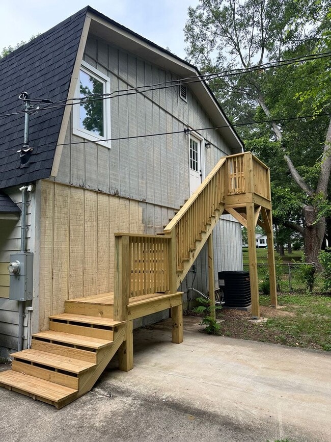 Building Photo - Remodeled Detached Above-Garage Hull Apartment!