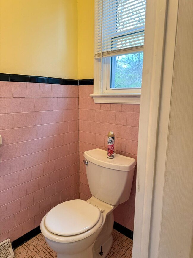 Building Photo - 904 Forestview Dr