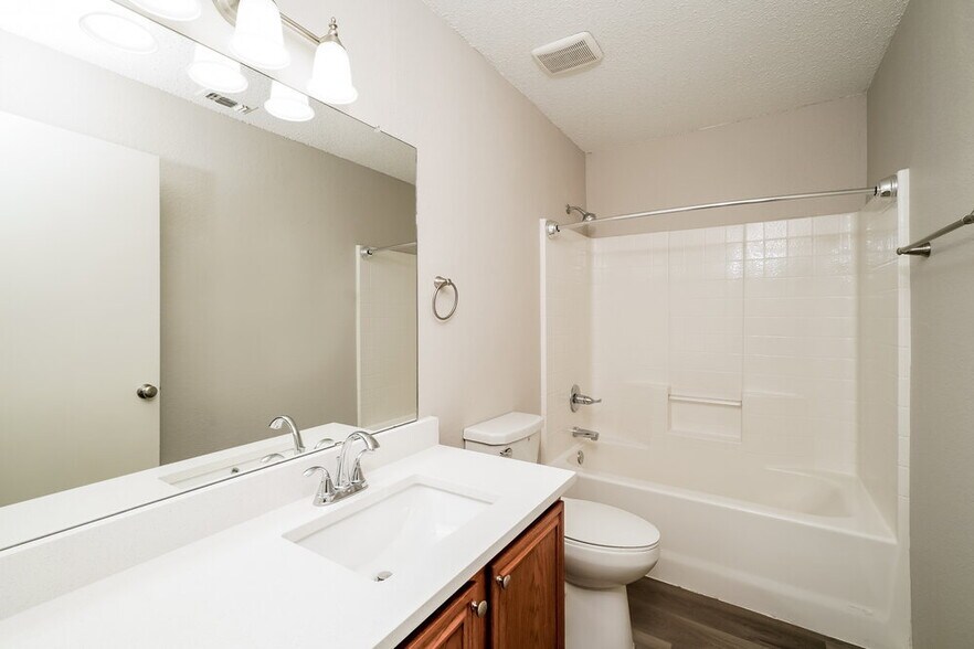 Building Photo - 6005 Castanada Dr