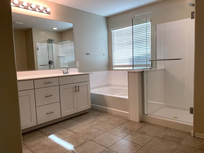 Building Photo - 4 BEDROOM PLUS LOFT, BUILT IN BBQ WITH COMMUNITY POOL