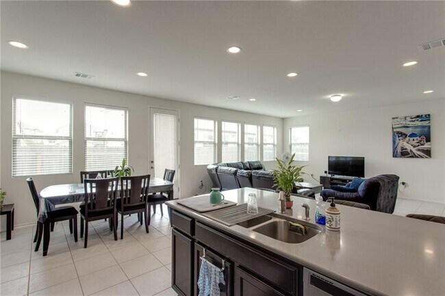 Building Photo - 9109 Garnet Dr