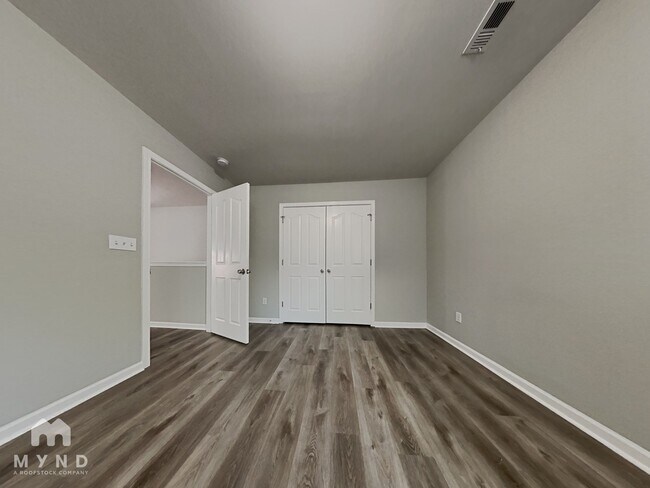 Building Photo - 1910 Sunset Village Dr