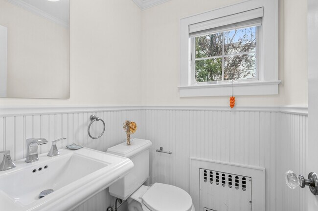 Building Photo - 39 Hillcrest Ave