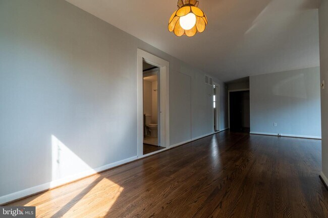 Building Photo - 728 N Wakefield St