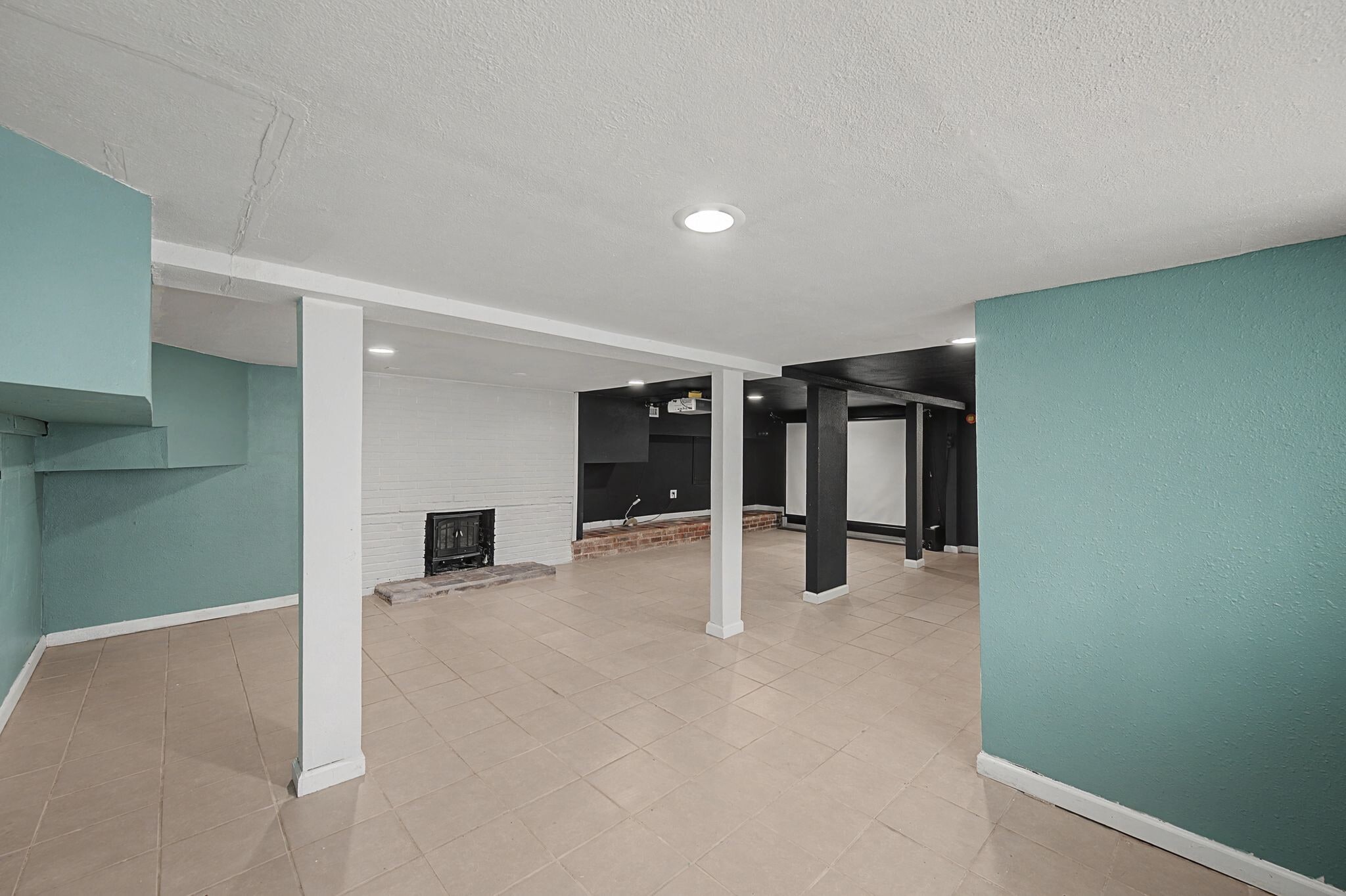 Building Photo - 2204 Sandra Dr