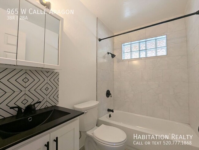 Building Photo - 965 W Calle Aragon