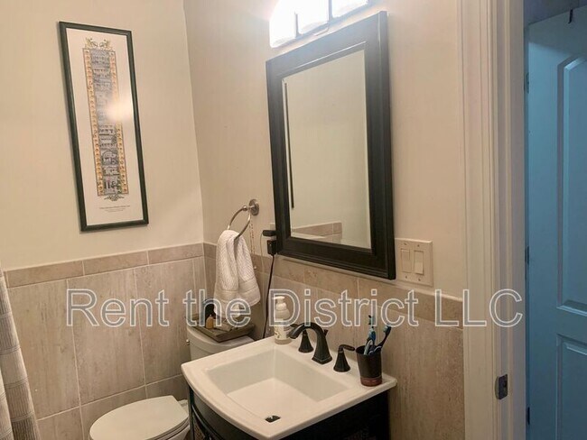 Building Photo - 1424 L St SE