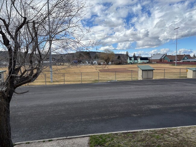 Building Photo - 4-Plex Unit Right Across From Park!