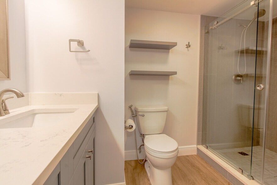 Building Photo - 6562 Boca del Mar Dr