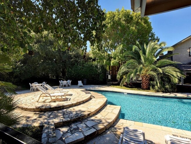 Building Photo - 7685 Northcross Dr