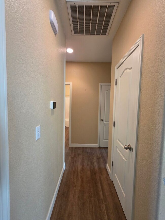 Building Photo - *Wait list full- Currently not accepting applications* 3 Bedroom 2 Bathroom with Pool in NW Visalia!