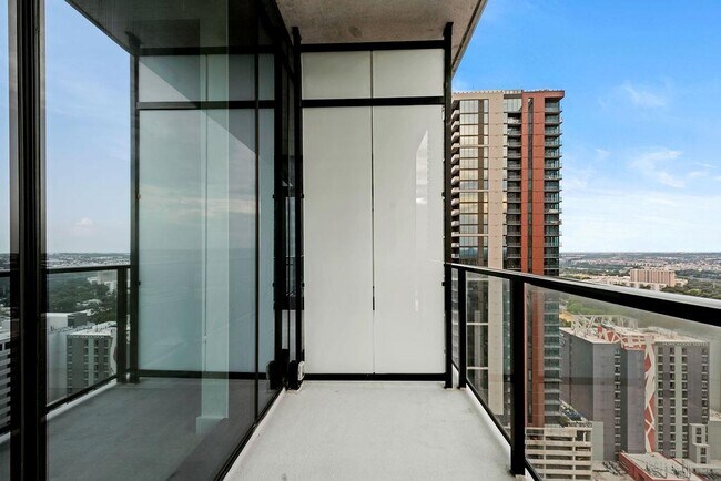 Building Photo - 610 Davis St