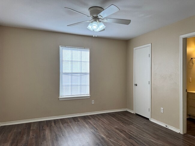 Building Photo - 16011 Echo Glen Dr