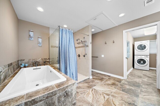 Building Photo - 2913 Beluche Dr